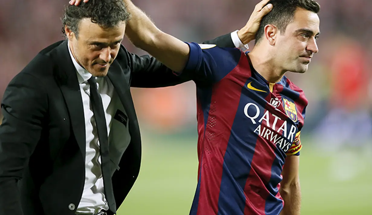 Ekspresi Luis Enrique pelatih Barcelona (kiri) dengan Xavi Hernandez.