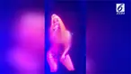 Beredar rekaman video saat Nicki Minaj memperbaiki busananya yang melorot diatas panggung.