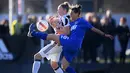 Gelandang tim wanita Juventus, Sanni Maija Franssi (kiri) berebut bola dengan bek Sassuolo Zoi Gloria Giatras saat bertanding melawan Sassuolo di Liga wanita Italia di Juventus Center di Vinovo (18/11). Juventus menang 2-0. (AFP Photo/Marco Bertorello)