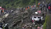 Tim penyelamat membersihkan lumpur dan puing-puing saat mereka mencari orang-orang yang dikhawatirkan terjebak setelah tanah longsor di dekat sebuah kuil di pinggiran Shimla, negara bagian Himachal Pradesh, Senin, 14 Agustus 2023. (AP Photo/Pradeep Kumar)