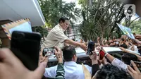 Ketua Umum Partai Gerindra Prabowo Subianto  bersalaman dengan para relawan usai menghadiri acara peresmian rumah pemenangan relawan di Menteng, Jakarta, Selasa (15/8/2023). (Liputan6.com/Faizal Fanani)