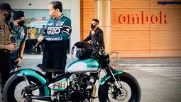 Presiden Joko Widodo seusai meninjau fasilitas Bandara Internasional Zainuddin Abdul Madjid di Kabupaten Lombok Tengah Nusa Tenggara Barat (NTB), Kamis (13/1/2022). Jokowi bersiap mengendarai sepeda motor jenis Kawasaki W175 custom berwarna hijau metalik. (Foto: Dok. Biro Pers Sekretariat Presiden)