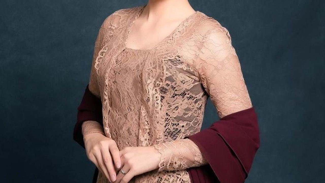 Ini potretnya saat prewedding. Nyimas begitu cantik memakai kebaya warna peach dan merah.
