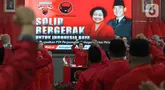 Ketua Umum PDI Perjuangan Megawati Soekarnoputri (tengah) mengepalkan tangan usai menutup Rakernas III PDI Perjuangan di Jakarta, Kamis (8/6/2023). (Liputan6.com/Herman Zakharia)