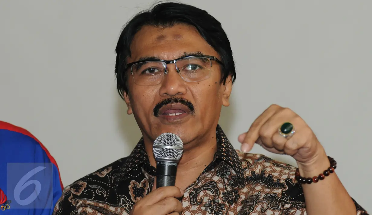 Mantan Menpora, Adhyaksa Dault memberikan pidato pada deklarasi pendaulatannya sebagai Cagub DKI Jakarta 2017-2022 oleh IANI di Jakarta, Jumat (9/10/2015). Ratusan atlet nasional hadir dalam acara pendaulatan Adhyaksa. (Liputan6.com/Helmi Fithriansyah)