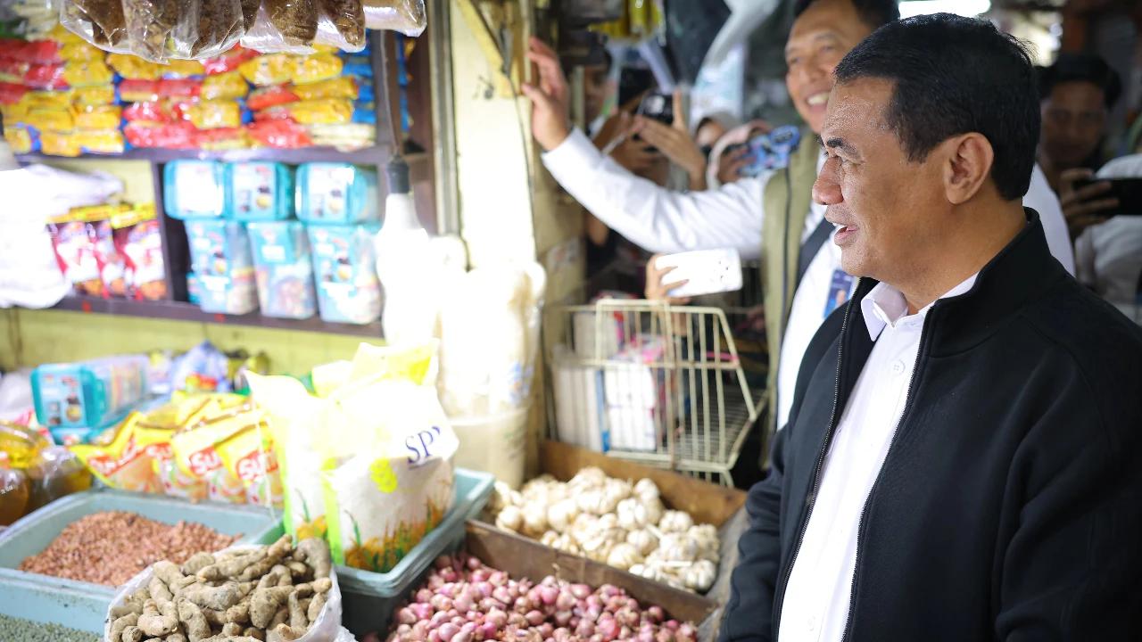 Sidak Pasar Jelang Nataru, Mentan Amran: Mayoritas Harga Pangan Stabil dan di Bawah HET