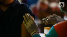 Petugas kesehatan menyuntikkan vaksin dosis ketiga (Booster) di RPTRA Kopi Gandaria, Pasar Rebo, Jakarta, Jumat (15/7/2022). Pemerintah Indonesia mewajibkan vaksinasi booster sebagai persyaratan untuk memasuki fasilitas publik/fasilitas umum antara lain perkantoran, tempat wisata, pusat perbelanjaan, dan area publik.  (merdeka.com/Imam Buhori)