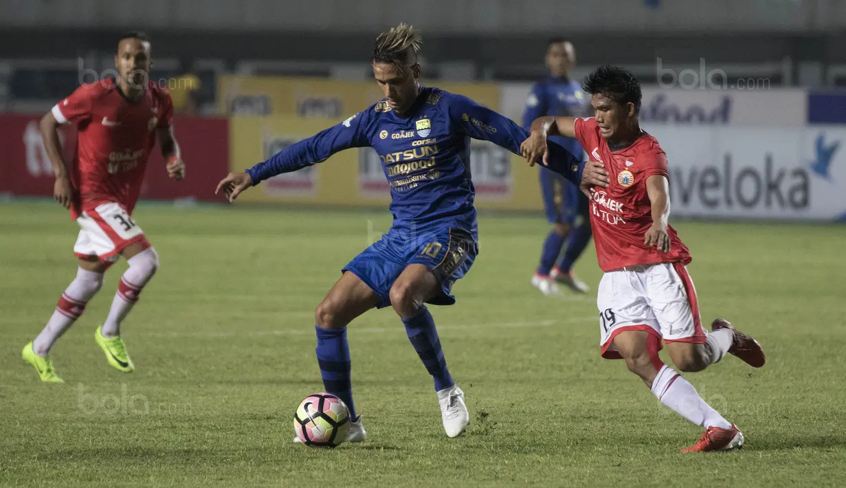 Gelandang Persib, Rapahel Maitimo, berusaha melewati gelandang Persija, Sandi Sute, pada laga Liga 1 di Stadion GBLA Bandung, Jawa Barat, Sabtu (22/7/2017). Kedua klub bermain imbang 1-1. (Bola.com/Vitalis Yogi Trisna)