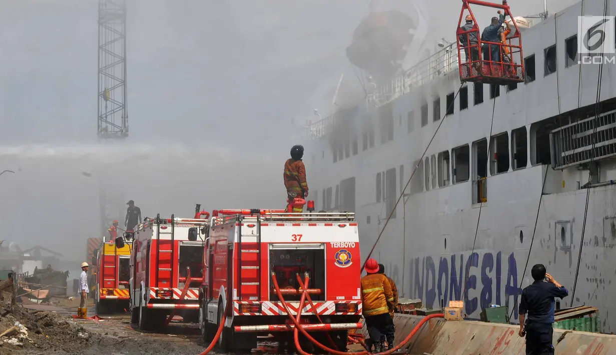 Pemadam kebakaran berusaha memadamkan api yang membakar kapal Panorama Nusantara di Pelabuhan Tanjung Mas, Semarang, Senin (18/2). Enam mobil dan dua kapal pemadam kebakaran dikerahkan untuk memadamkan api. (Liputan6.com/Gholib)