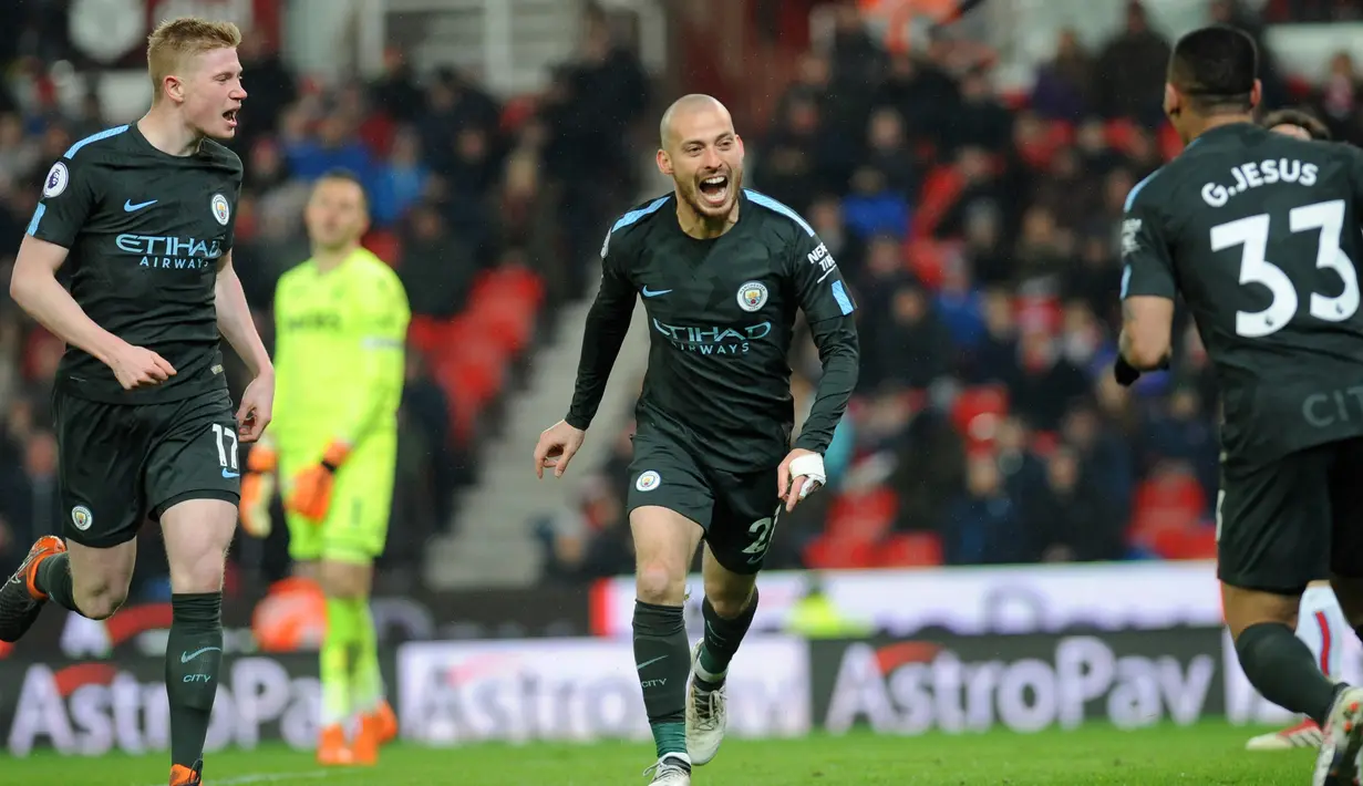 Gelandang Manchester City, David Silva merayakan gol ke gawang Stoke City pada pertandingan pekan ke-30 Premier League di bet365 Stadium, Selasa (13/3). David Silva menjadi pahlawan dengan memborong dua gol kemenangan Manchester City. (AP/Rui Vieira)