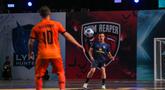 Pemain Fury Skuad, Falcao (kanan) berusaha melepaskan tembakan dibayangi pemain Nova Titans, Ricardinho dalam laga Futsal X Series 2 di GOR UNJ, Rawamangun, Jakarta, Sabtu (17/01/2026). (Bola.com/Bagaskara Lazuardi)
