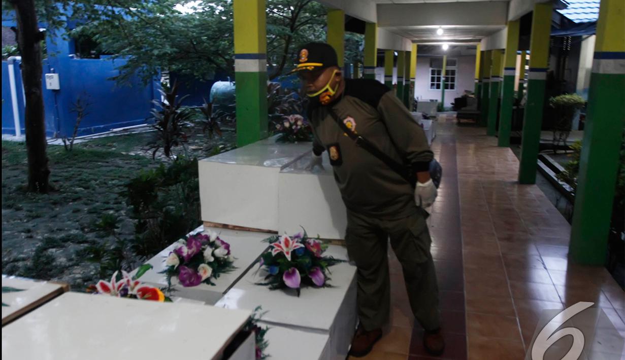 Petugas dari tim SAR mengecek peti jenazah untuk penumpang AirAsia QZ8501 di RSUD Sultan Imanuddin, Pangkalan Bun, Kalimantan Tengah, Kamis (1 /1/2015). (Liputan6.com/Herman Zakharia)