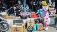 Masyarakat yang hendak mudik menunggu di Terminal Kalideres, Jakarta Barat, Senin (25/4/2022). Menteri Perhubungan (Menhub) Budi Karya Sumadi sebelumnya menyarankan masyarakat untuk mudik lebih awal guna menghindari risiko kemacetan lalu lintas. (Liputan6.com/Johan Tallo)