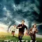 Glen Powell, Anthony Ramos, and Daisy Edgar-Jones dalam poster film Twisters 2024. (Liputan6.com/IMDb/Universal Pictures, Warner Bros)