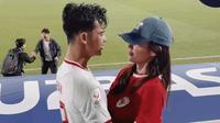 Momen Pratama Arhan peluk Azizah Salsha setelah Timnas Indonesia kalahkan Korsel di quarter final Piala Asia U23 viral. Keduanya kebanjiran ucapan selamat. (Foto: Dok. Instagram @azizahsalsha_)