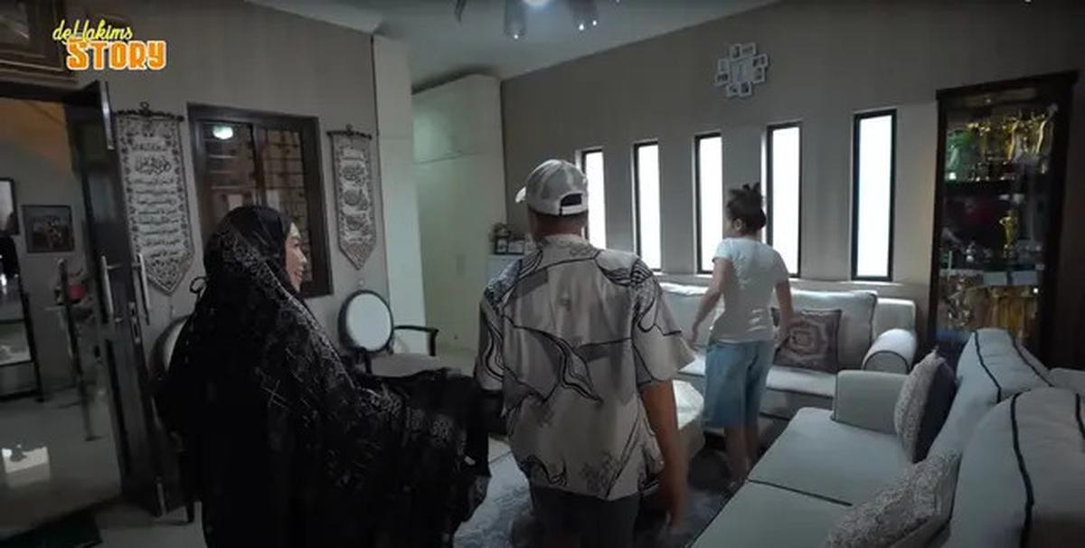 6 Potret Teras Sederhana Rumah Ayu Ting Ting, Dilengkapi Pintu dengan Lapisan Teralis Besi Hitam