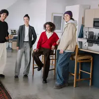 Setelah era skinny yang serba ketat dan tren wide-leg yang serba lebar, kini muncul satu siluet yang posisinya ada di tengah-tengah: barrel pants. [Dok/ UNIQLO Indonesia].