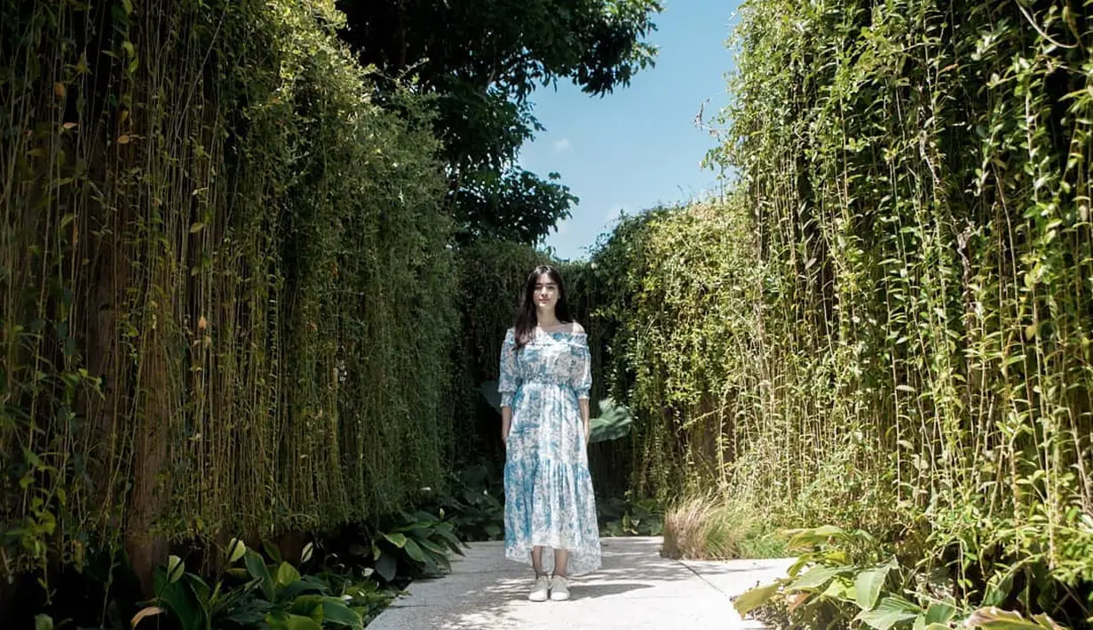 Dress flowy dengan permainan pattern flowery (Foto: @mawar_eva)