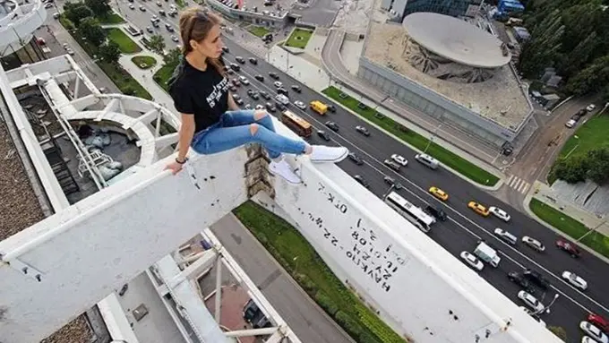 [Bintang] 12 Foto Menantang Maut dari Cewek Nekat di Rusia, Merinding!