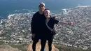 Nikmatnya memandangi pemandangan di lokasi Lion's Head, yang berada di Cape Town, Afrika Selatan. Dari sini Joe Taslim dan Julia Taslim istrinya dapat memandangi Cape Town yang berada di bawahnya serta melihat laut dengan jelas dari ketinggian. (Liputan6.com/IG/julietaslim)