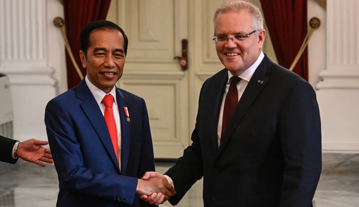 Presiden  Joko Widodo bersalaman dengan Perdana Menteri Australia Scott Morrison Istana Merdeka, Minggu (20/10/2019).  Jokowi akan kembali dilantik sebagai Presiden bersama Ma'ruf Amin yang terpilih menjadi Wakil Presiden RI periode 2019-2024, Minggu (20/10/2019). (AFP Photo/Bay Ismoyo)