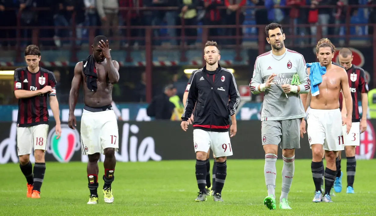 Para pemain AC Milan terlihat sedih usai Laga Seria A di Stadion San Siro,Italia, Senin (05/10/2015). Milah kalah telak 0-4 dari Napoli. EPA/Matteo Bazzi
