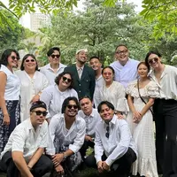Tamu-tamu undangan yang hadir kompak mengenakan dress code serba putih, menambah kesan elegan dan suci pada momen spesial tersebut. [@vidialdiano/@rendharais/@bensihombing/@rizkyfbian].