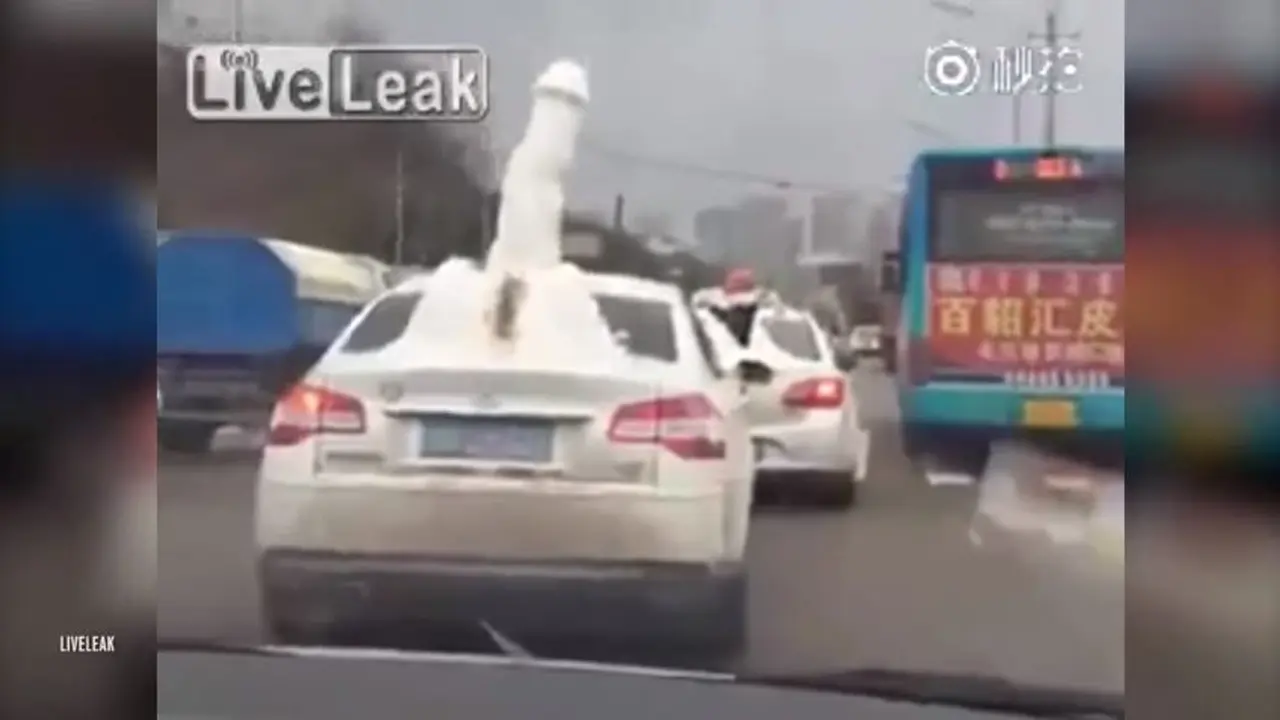 Salju Penis Raksasa Keliling Jalan Raya di Cina, Ini Rekamannya!