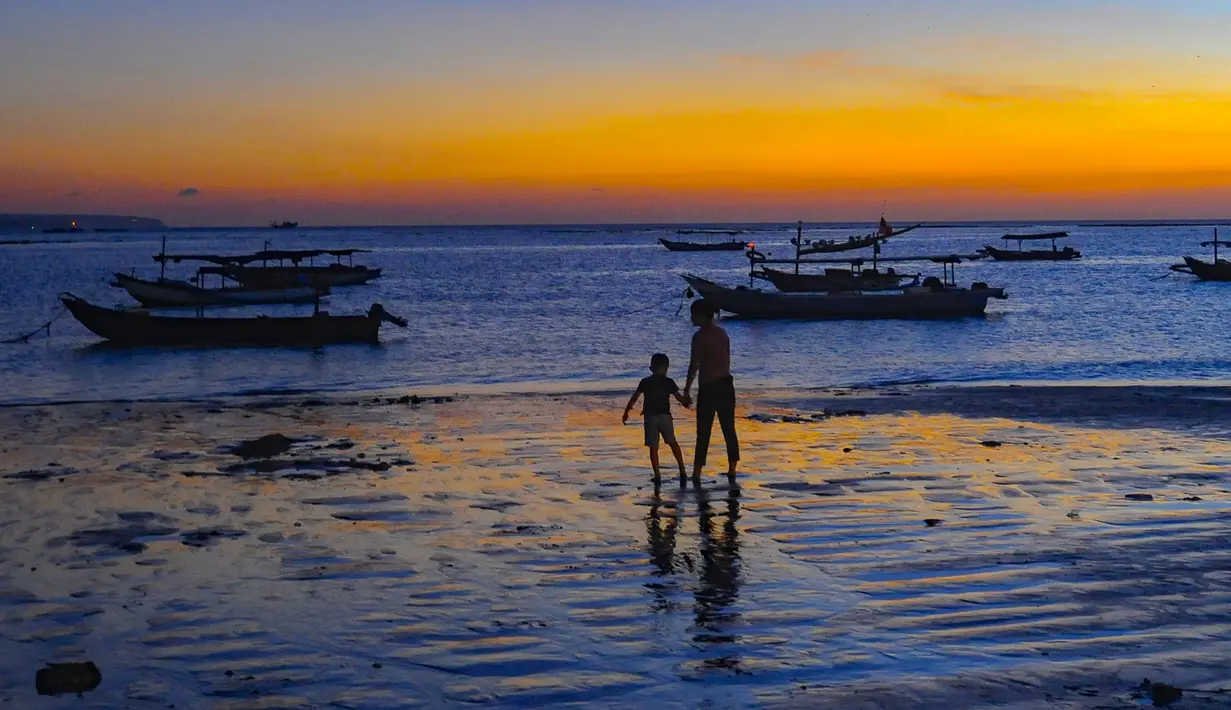 Dengan kombinasi keindahan alam, lokasi strategis, dan suasana yang lebih tenang, Pantai Kelan menjadi alternatif menarik untuk menikmati sisi lain Bali. Tampak dalam foto, aktivitas wisatawan menikmati waktu senja di Pantai Kelan, Badung, Bali. (merdeka.com/Arie Basuki)