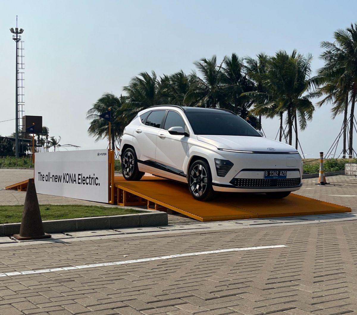 Fransiscus Soerjopranoto, Chief Operating Officer (COO) PT Hyundai Motor Indonesia (HMID) juga memberikan tanggapannya mengenai penurunan penjualan mobil baru. Pihak HMID memperkirakan bahwa penjualan mobil hingga akhir tahun hanya akan mencapai sekitar 8