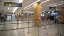 Tanda jarak sosial ditempelkan di lantai di terminal bandara Rabat, Maroko, Senin (29/11/2021). Maroko menangguhkan semua penerbangan internasional mulai Senin tengah malam selama dua minggu ke depan karena kekhawatiran pada varian baru Covid-19 Omicron. (AP Photo/Mosa'ab Elshamy) 