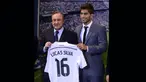 Presiden Real Madrid Florentino Perez saat memperkenalkan Lucas Silva di Santiago Bernabeu, Madrid, Senin (26/1/2015). (AFP Photo/Pierre P Marcao)