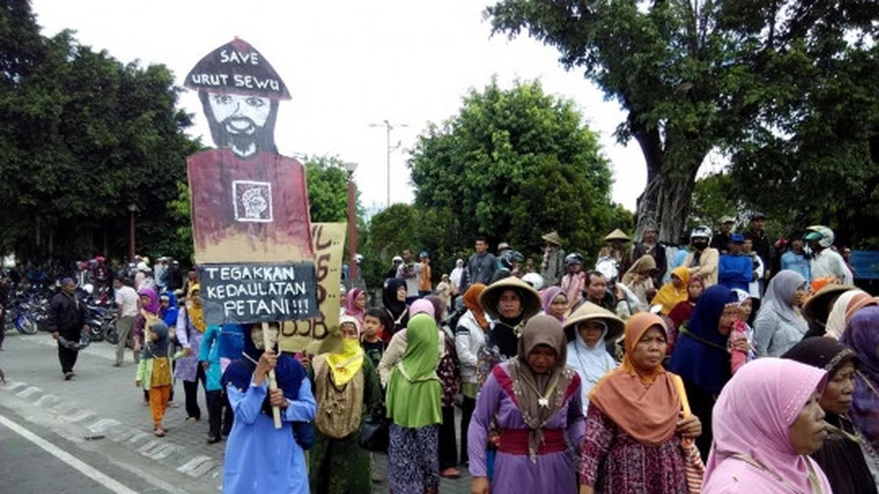Tolak pemagaran oleh TNI, warga Urutsewu geruduk kantor DPRD Kebumen