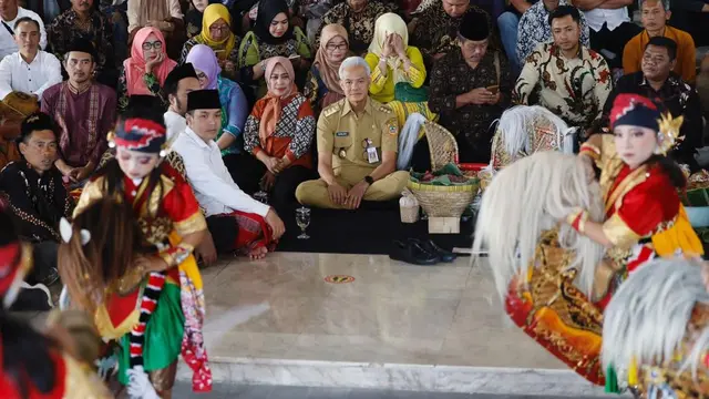 Halaman Kantor Gubernur Jawa Tengah Ganjar Pranowo, tampak dipenuhi warga yang datang untuk mengucapkan salam perpisahan pada Senin (4/9) pagi (Istimewa)