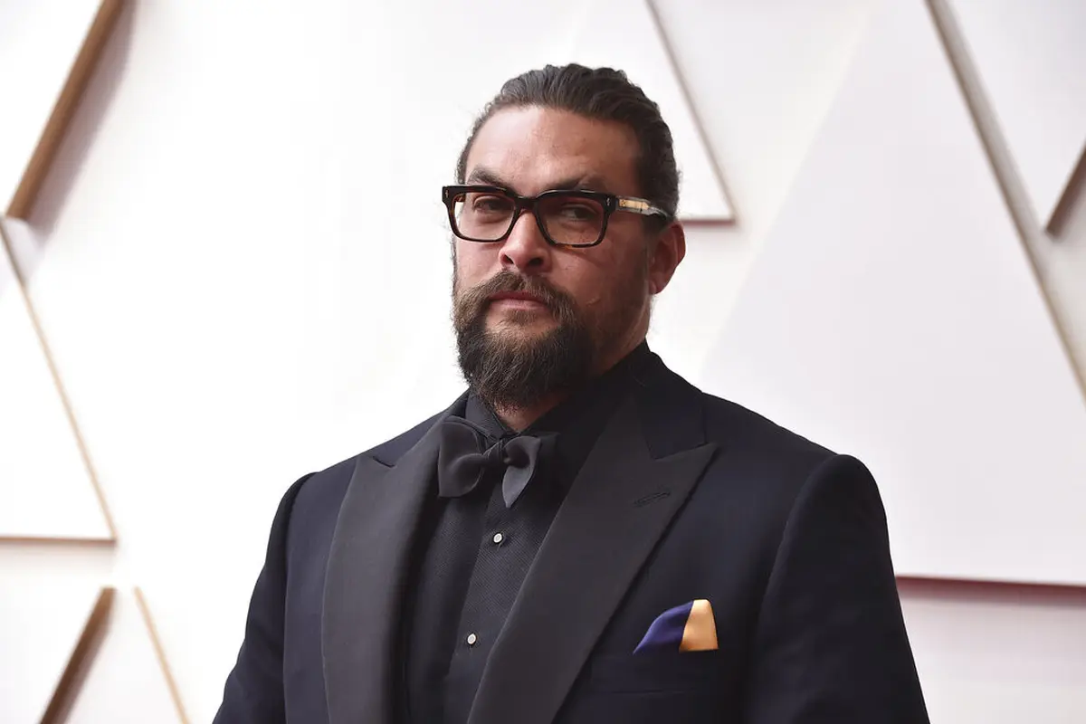 Jason Momoa di Piala Oscar 2022. (Jordan Strauss/Invision/AP)