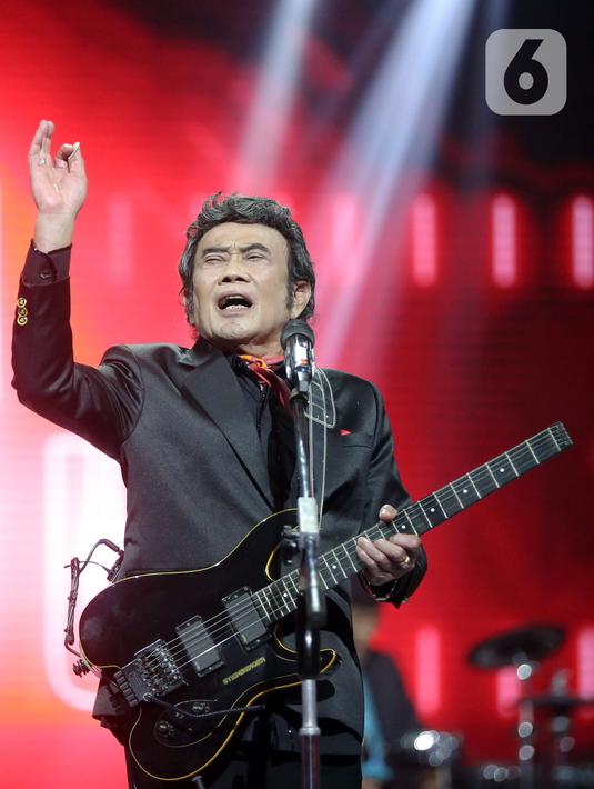 <p>Penyanyi dangdut Rhoma Irama tampil pada acara HUT ke-28 Indosiar di Studio 6 EMTEK City, Jakarta, Rabu (11/1/2023). Rhoma Irama membawakan lagu berjudul "Butter" dari BTS dan duet bareng Menteri Pariwisata dan Ekonomi Kreatif Sandiaga Uno serta Gubernur Jawa Barat Ridwal Kamil saat membawakan lagu berjudul "275 Juta". (Fimela.com/Bambang E. Ros)</p>