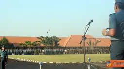 Citizen6, Surabaya: Dankobangdikal memberikan amanat dihadapan ribuan prajuritnya dalam apel gabungan anggota tetap dan sisiwa Kobangdikal di lapangan Laut Maluku, Kesatrian Bumimoro, Surabaya, Senin (2/7). (Pengirim: Penkobangdikal)