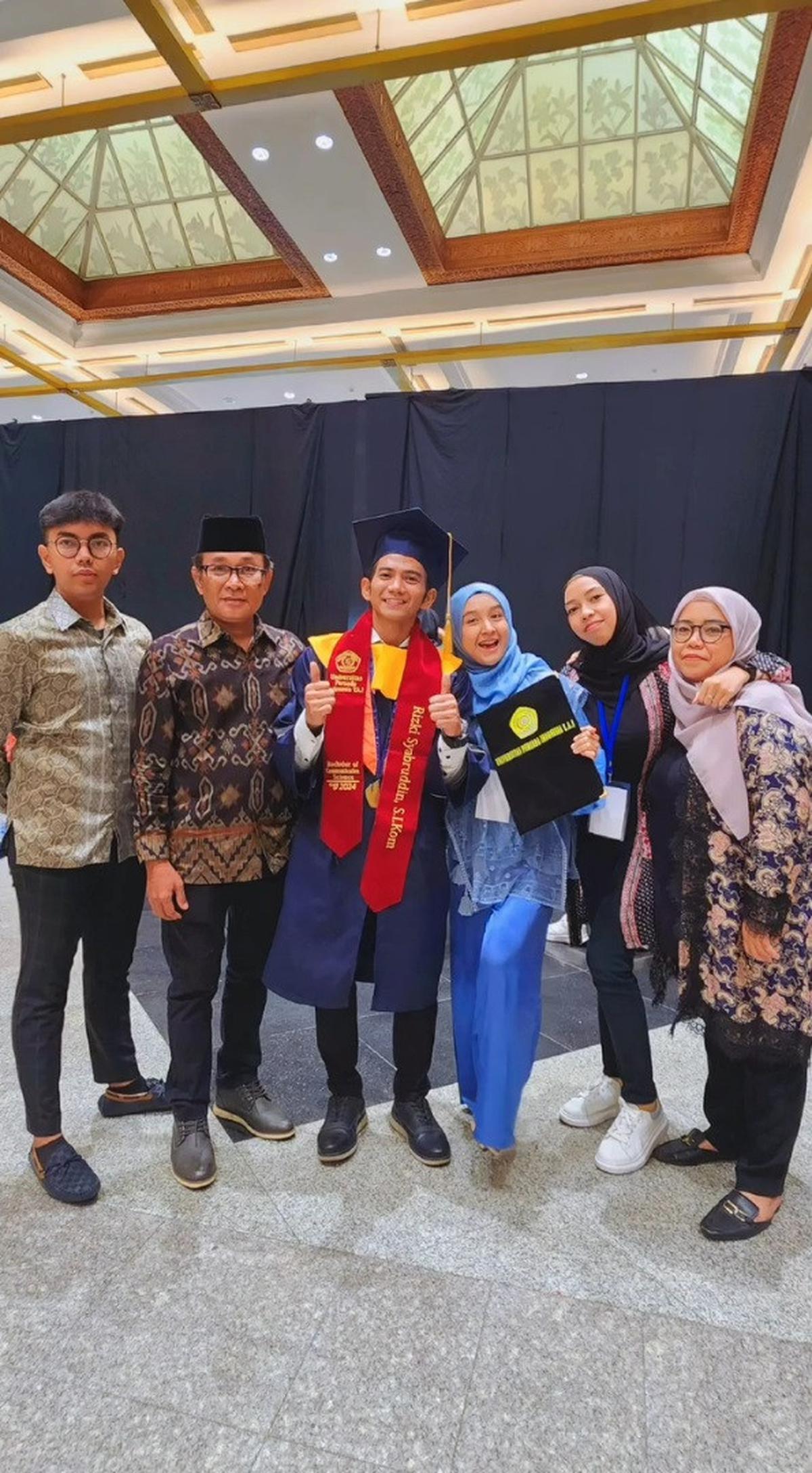 6 Momen Rizki DA Wisuda, Bahagia Didampingi Istri Cantiknya