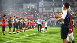 Suporter membentangkan spanduk bertuliskan "Obrigado Teco, You Made Us Dream" dengan menyalakan flare di Stadion Kapten I Wayan Dipta usai pertandingan menghadapi Madura United. (Bola.com/Alit Binawan)