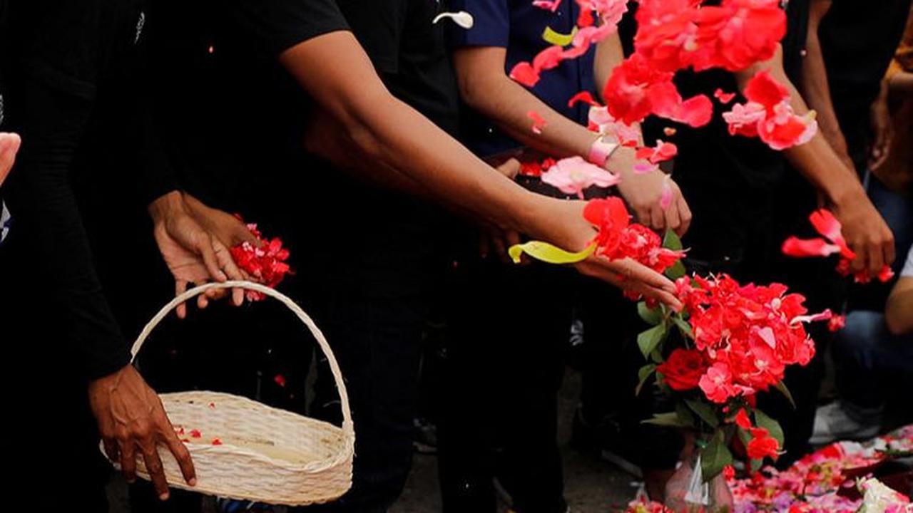 Hingga pada hari ketiga pasca kericuhan, para pemain dan offisial Arema FC berdoa dan memberikan penghormatan terakhir kepada para korban tewas dengan menabur bunga di luar stadion Kanjuruhan di Malang pada (3/10/2022).