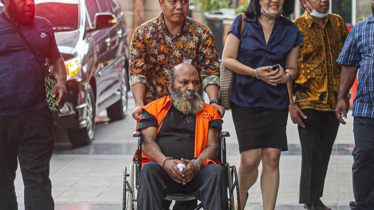 FOTO: Lukas Enembe Diperiksa KPK Terkait Dugaan Kirim Uang Miliaran Pakai Jet