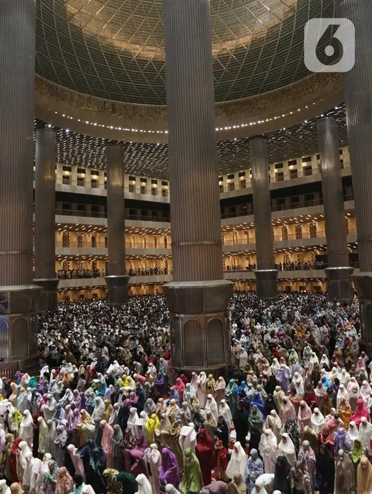 Suasana Sholat Tarawih pertama di Masjid Istiqlal Jakarta, Sabtu (2/4/2022). Sebagian besar umat muslim di Indonesia mulai melaksanakan Sholat Tarawih dan akan melaksanakan puasa Ramadhan 1443 Hijriah pada 2 April 2022. (Liputan6.com/Herman Zakharia)