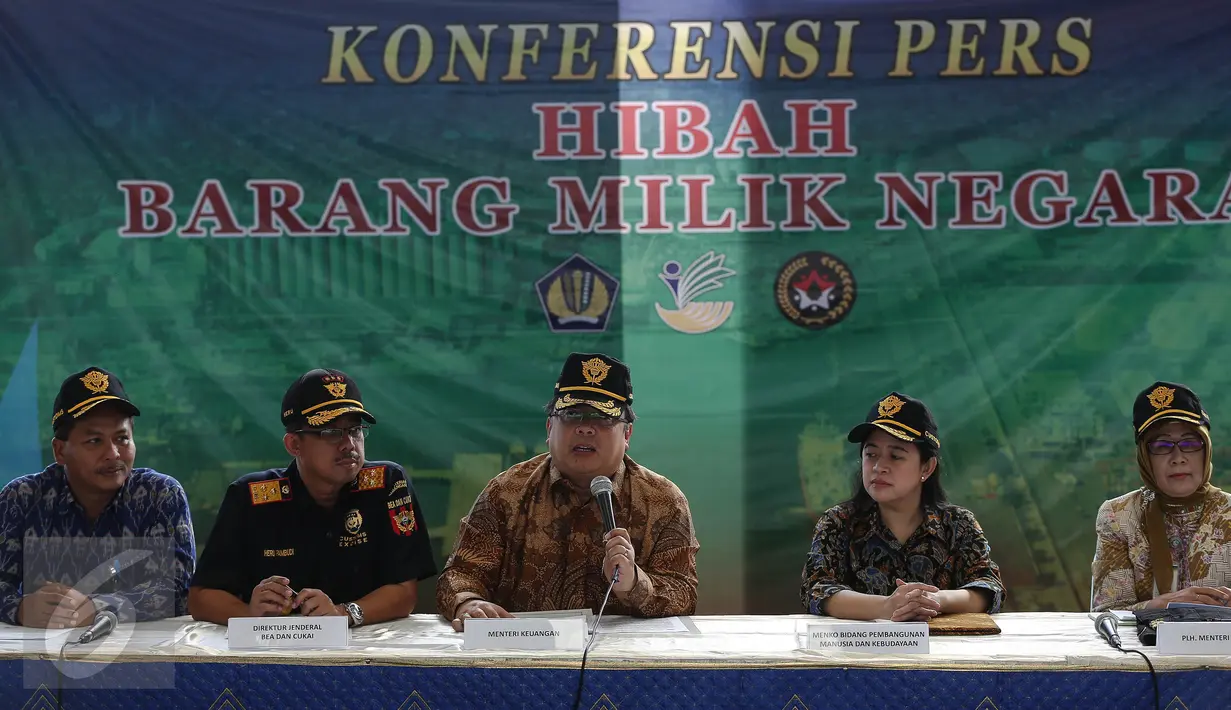 Menkeu Bambang Brodjonegoro dan Menko PMK Puan Maharani saat konferensi pers hibah barang milik negara di Tanjung Priok, Jakarta, Kamis (30/6). Bea Cukai Kemenkeu menghibahkan 21,8 ton daging sapi sitaan kepada masyarakat. (Liputan6.com/Faizal Fanani)