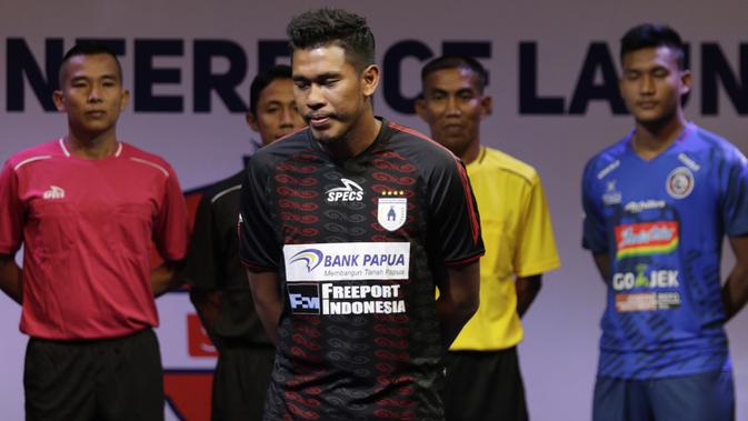 Kiper Persipura Jayapura, Dede Sulaiman berpose saat Peluncuran Shopee Liga 1 di SCTV Tower, Jakarta, Senin (13/5). Sebanyak 18 klub akan bertanding pada Liga 1 mulai tanggal 15 Mei. (Bola.com/Vitalis Yogi Trisna)