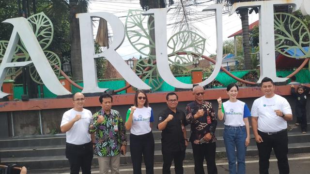 Perwakilan PT Chandra Asri Pacific Tbk, Yayasan Bakti Barito dan Pemda Garut, berfoto dalam peresmian progres pengaspalan 50 km jalan perkotaan Garut, menggunakan aspal berbahan plastik. (Liputan6.com/Jayadi Supriadin)