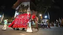 Seorang pria mengenakan pakaian tradisional saat mengendarai gajah yang dihias pada Festival Navam Perahera di Kolombo, Sri Lanka, 15 Februari 2022. Biksu, penari, pemusik, dan lainnya berpartisipasi dalam perayaan di Kuil Gangaramaya yang terkenal. (AP Photo/Eranga Jayawardena)
