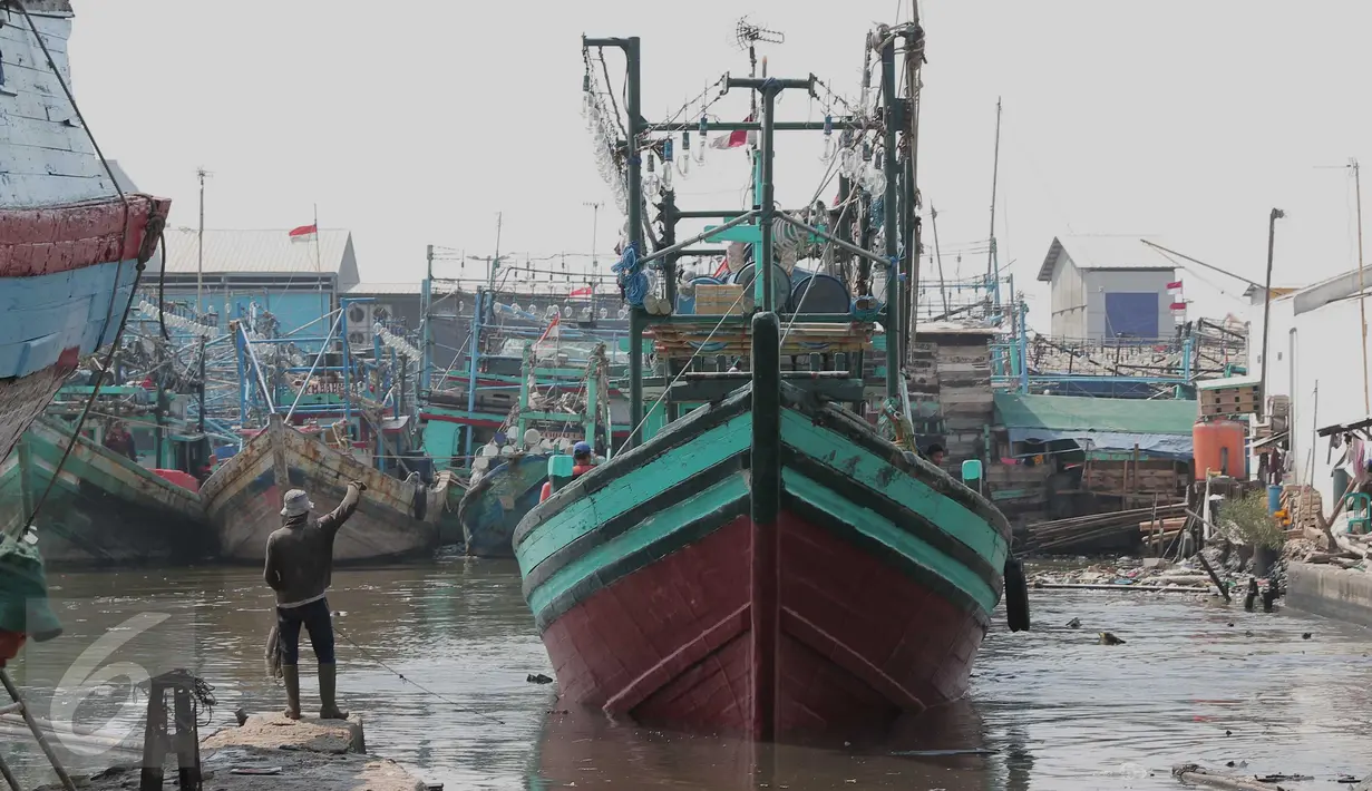 Sejumlah kapal yang terparkir di Unit Docking Kapal Perikanan kawasan Muara Angke, Jakarta, Senin (9/11/2015). Kapal tersebut akan mendapat perawatan untuk menjamin keamanan dan keselamatan para nelayan (Liputan6.com/Angga Yuniar)
