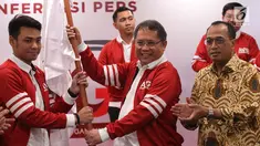 Menkominfo Rudiantara disaksikan Menteri Perhubungan Budi Karya Sumadi menyerahkan bendera kepada Ketua Umum AVGI Rob Clinton Kardinal pada pelantikan pengurus Asosiasi Olahraga Video Games Indonesia (AVGI) di Jakarta, Selasa (16/7/2019). (Liputan6.com/HO/Bon)