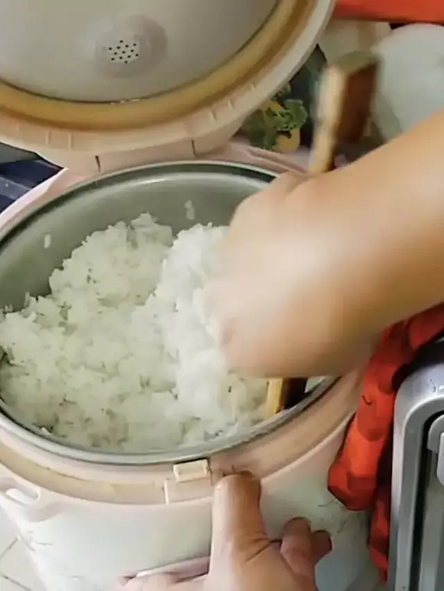 Setelah Matang, Aduk Nasi Menggunakan Spatula yang Bersih