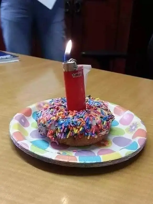8 Momen Absurd Orang Waktu Tiup Lilin Ulang Tahun Ini Bikin Geleng Kepala